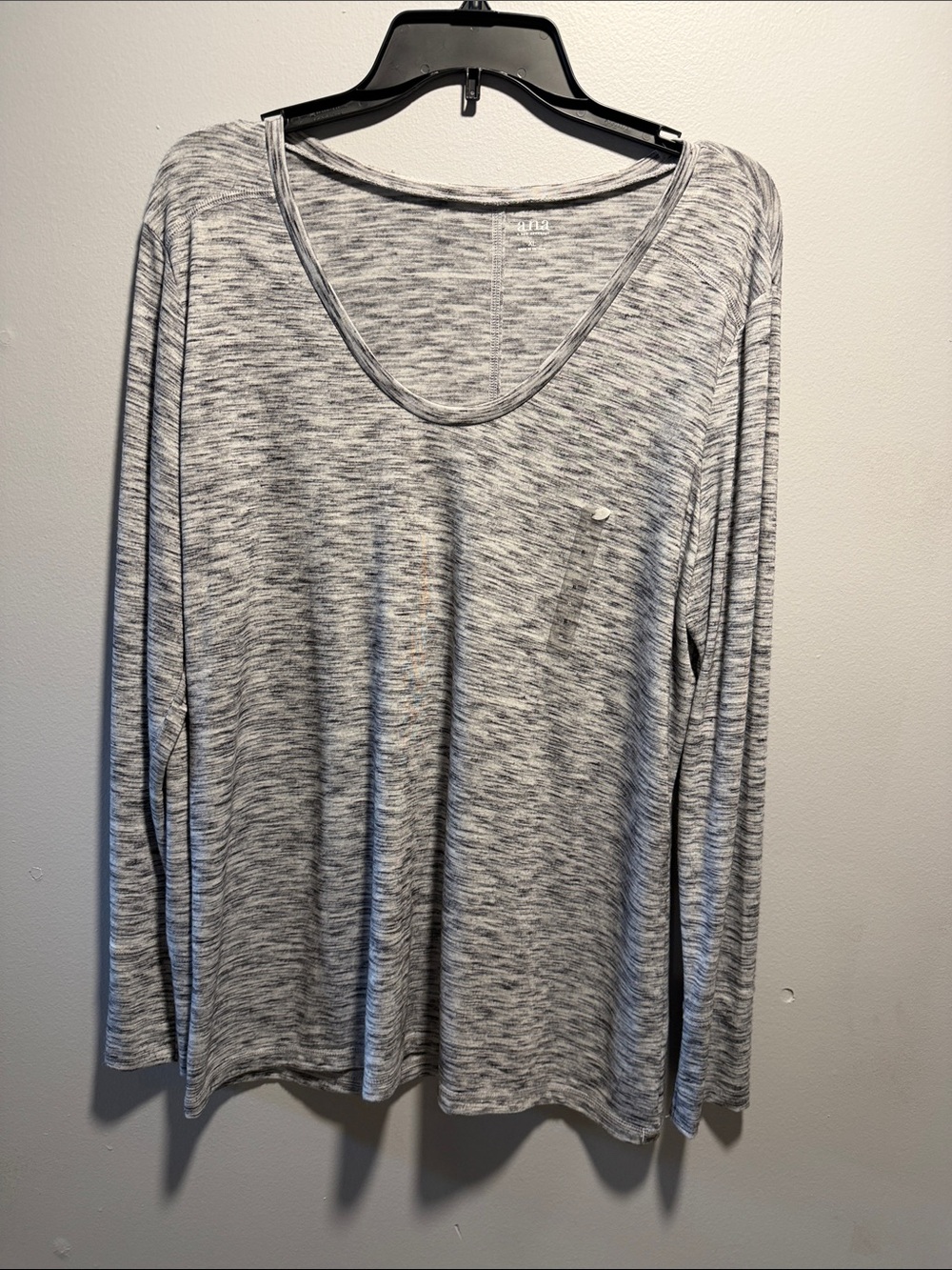 a.n.a Heathered Light Gray Scoop Neck Long Sleeve Top